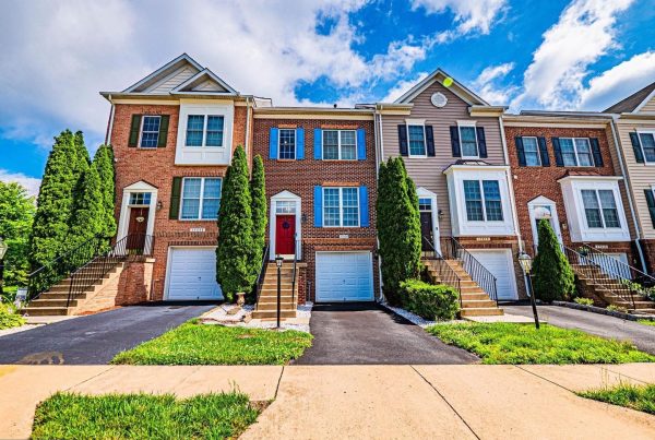 17520 Victoria Falls Dr, Dumfries, VA 22025